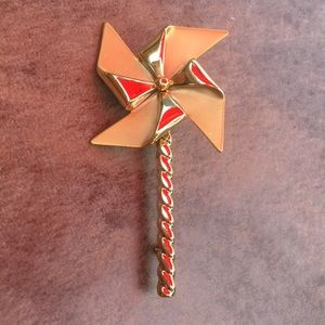 Pinwheel brooch